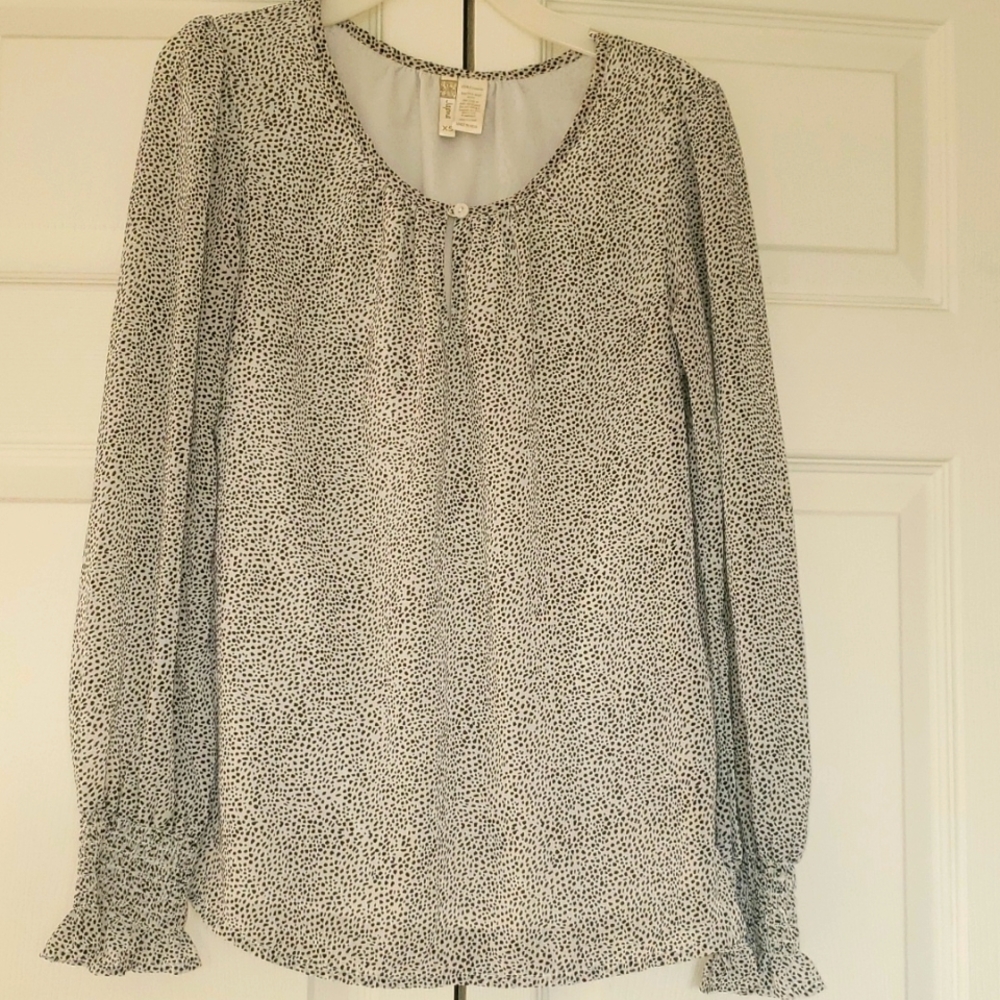 Blouse with black spots